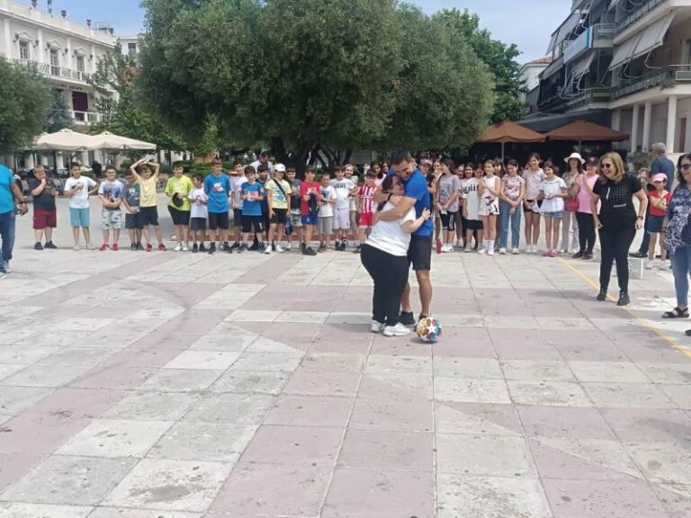 ΦΩΤΟ: Ο Γιώργος Καραγκούνης και οι μαθητές του ΕΕΕΕΚ και του 2ου Δημοτικού έβαλαν «γκολ» στην αισιοδοξία!