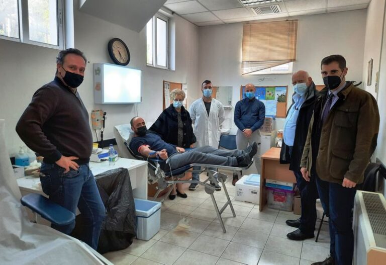 Ο Αντιπεριφερειάρχης Π.Ε Ηλείας Β.Γιαννόπουλος στην εθελοντική αιμοδοσία στα Κρέστενα