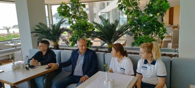 Με εργαζόμενους στον τουρισμό συναντήθηκε ο Νίκος Καλάκος. Συζήτησε αναλυτικά για την πορεία και τις προοπτικές του κλάδου