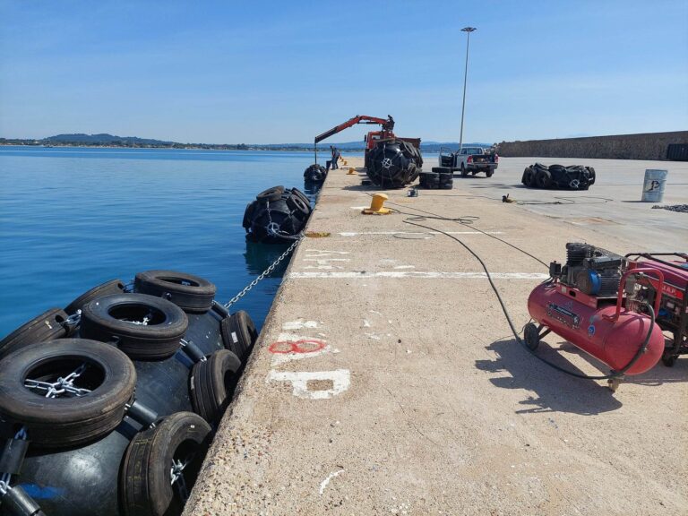 Με ασφαλέστερους προσκρουστήρες, νέα σύγχρονα πίλαρ, καθαρισμό και φωτισμό το λιμάνι του Κατακόλου