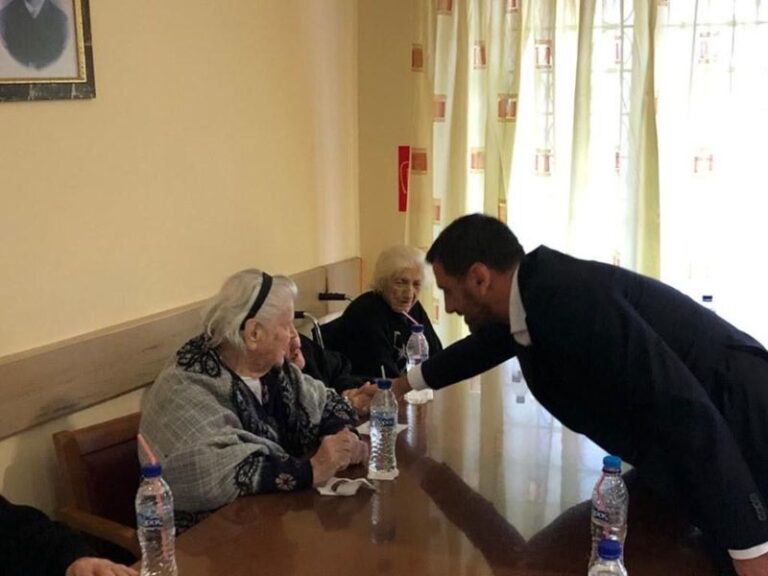 Με τους φιλοξενούμενος του ιδρύματος Η Νέα Βασιλειάς ο Ανδρ. Νικολακόπουλος: Συγκίνηση με ανθρώπινες ιστορίες