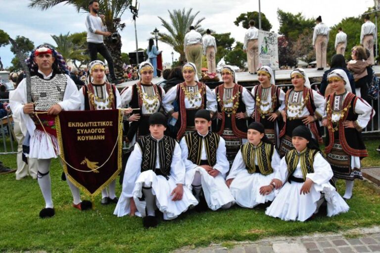Το χορευτικό του Εκπολιτιστικού Συλλόγου Κούμανη στη Γιορτή Χορευτικών Συγκροτημάτων Πάτρας