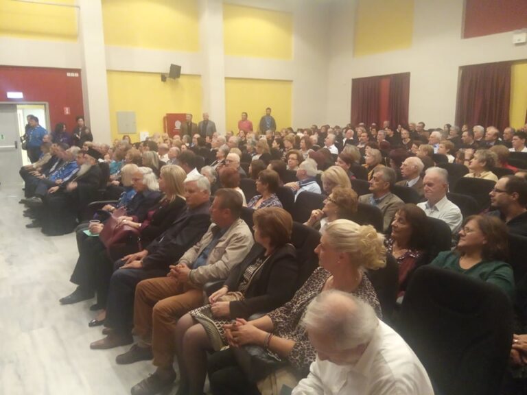 Μνήμη και συγκίνηση στην εκδήλωση των Παλαιών Προσκόπων Ηλείας για τη Μικρασιατική καταστροφή στο κατάμεστο αμφιθέατρο του 1ου Γυμνασίου