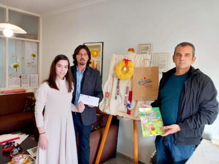 Επιταγή στη ΦΛΟΓΑ από την Ένωση Αστυνομικών Υπαλλήλων Ηλείας. Τα χρήματα προήλθαν από την πώληση του παραμυθιού "Το μαγικό ταξίδι της Σοφίας"