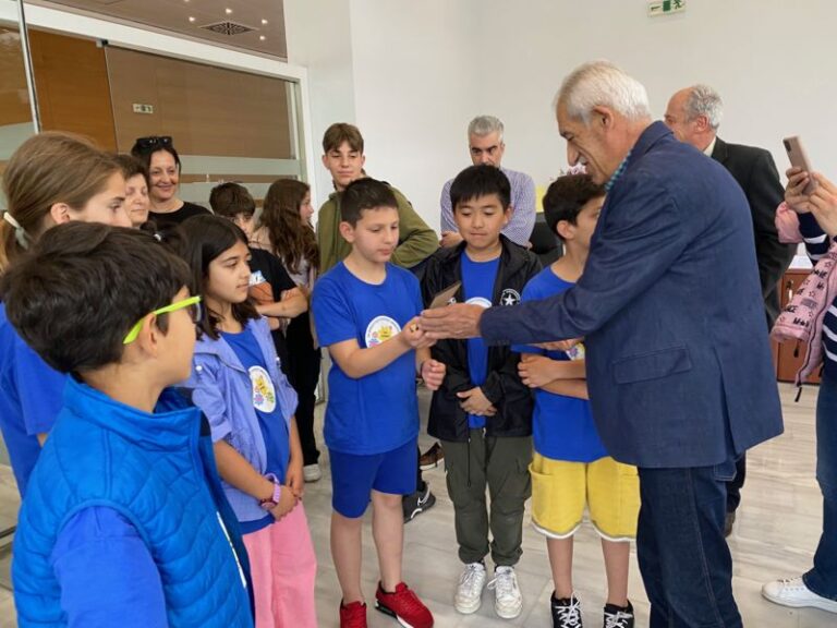 ΦΩΤΟ: Ο Δήμαρχος Ήλιδας τίμησε μαθητές και εκπαιδευτικούς που διακρίθηκαν στους διαγωνισμούς ρομποτικής