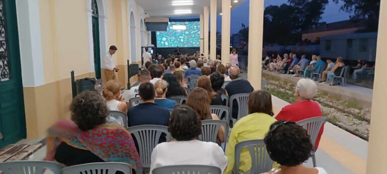 Μάγεψε η προβολή στο Σιδηροδρομικό Σταθμό Πύργου της ταινίας τα «4 Μαύρα Κοστούμια» του Ρένου Χαραλαμπίδη