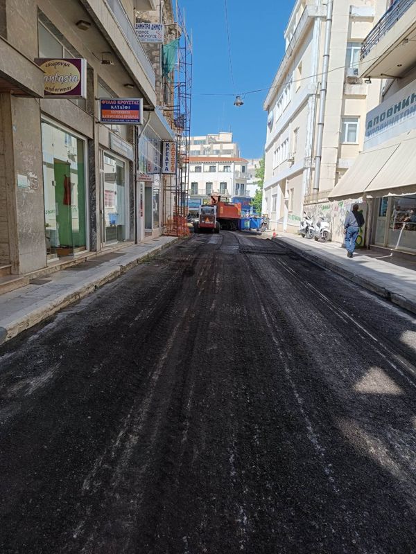Πύργος: Ξεκίνησε η ασφαλτόστρωση και της οδού Τάση Καζάζη