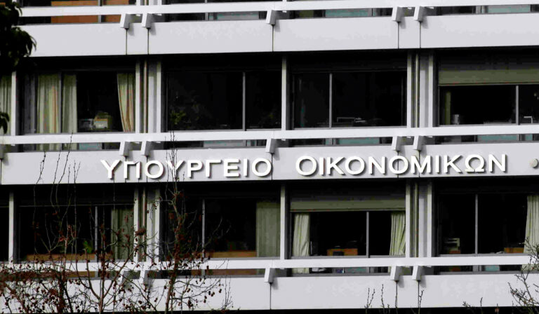 Ανακοινώθηκαν τα μέτρα στήριξης λόγω Κορωνοϊου. Αναστολή πληρωμής ΦΠΑ, οφειλών και δόσεων στην εφορία για 4 μήνες