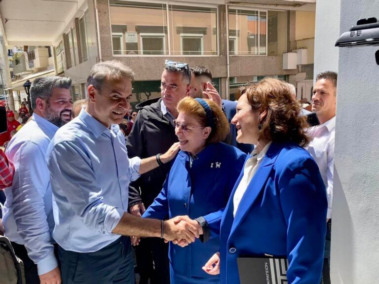 Μεσολόγγι: Η Ηλεία Αρχαιολόγος Ολυμπία Βικάτου υποδέχτηκε τον Κυριάκο Μητσοτάκη στο Ξενοκράτειο Αρχαιολογικό Μουσείο.