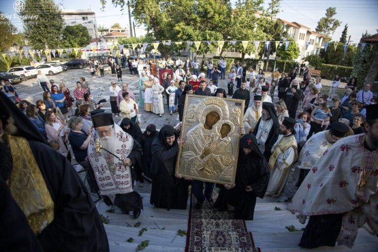 ΦΩΤΟ: Στον Βόλο η Ιερά Εικόνα της Παναγίας της Κρεμαστής. Με κατάνυξη την υποδέχθηκαν οι πιστοί. Την Τρίτη θα επιστρέψει στην Ηλεία.