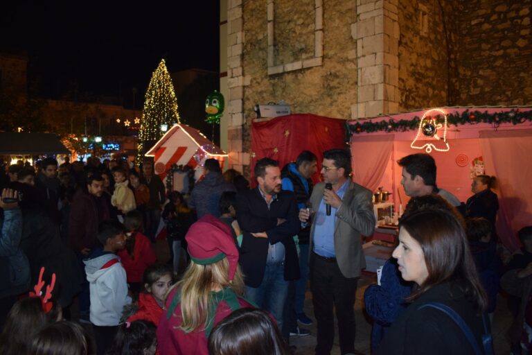 Φωταγωγήθηκε το Χριστουγεννιάτικο Δέντρο στα Λεχαινά