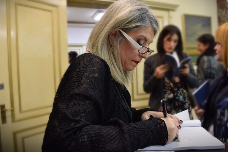 "Ταξίδι με την Εικόνα και την Ποίηση”. Παρουσιάστηκε το βιβλίο της εκπαιδευτικού Τζένης Μπίθα