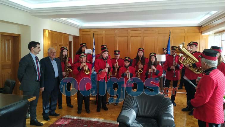 Τα κάλαντα στον αντιπεριφερειάρχη Ηλείας έψαλε η φιλαρμονική Πύργου