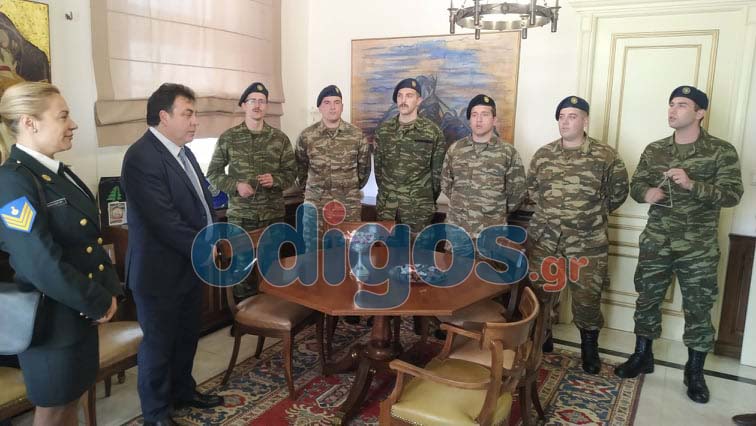 Πύργος: Τα κάλαντα από φαντάρους και τη Φιλαρμονική Πύργου άκουσε ο Τάκης Αντωνακόπουλος
