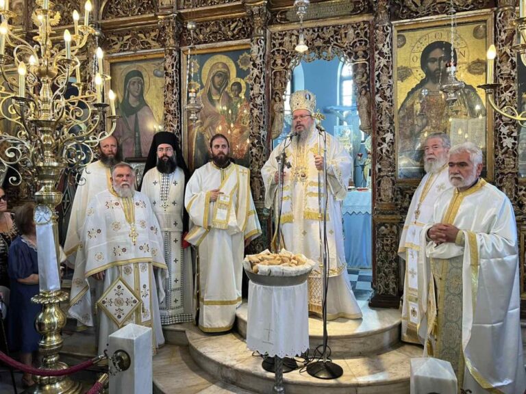 Ο Σεβασμιώτατος Μητροπολίτης Λαρίσης κ.κ.  Ιερώνυμος, στον εορτάζοντα Ι. Ν. Αγ. Κυριακής Πύργου.