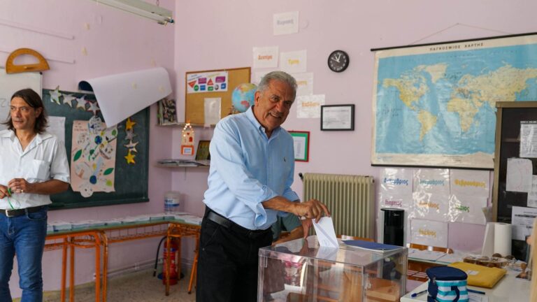 Στο Κατάκολο άσκησε το εκλογικό του δικαίωμα ο Δημήτρης Αβραμόπουλος