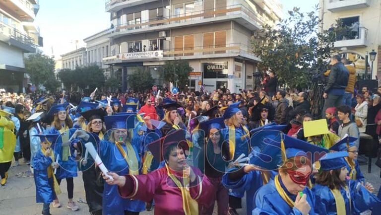ΦΩΤΟ: Με κέφι, ενθουσιασμό και μεγάλη συμμετοχή ξεκίνησε η αποκριάτικη παρέλαση στον Πύργο!