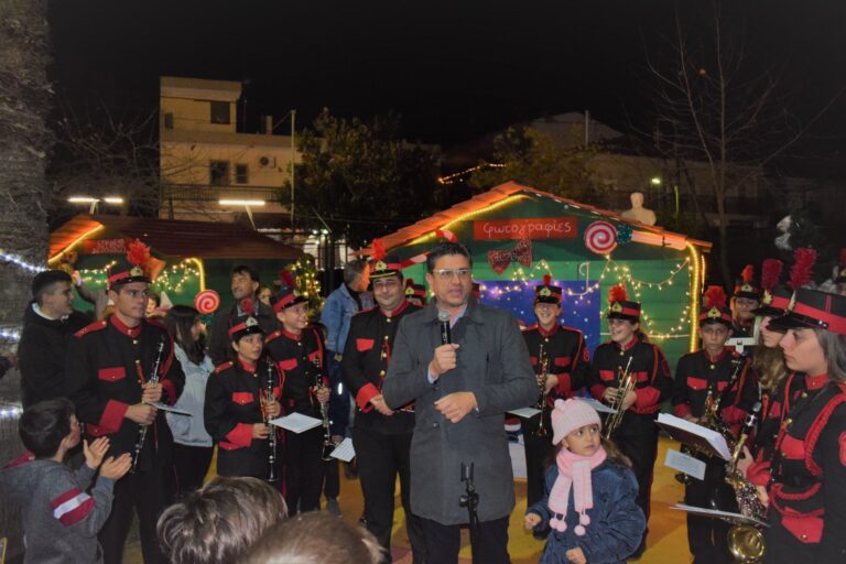 Φωταγωγήθηκε το Χριστουγεννιάτικο δέντρο στη Βάρδα