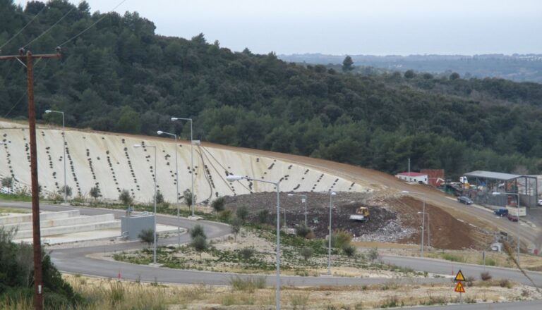 Κλειστός ο ΧΥΤΥ  της Τριανταφυλλιάς λόγω χρεών. Στους δρόμους τα σκουπίδια