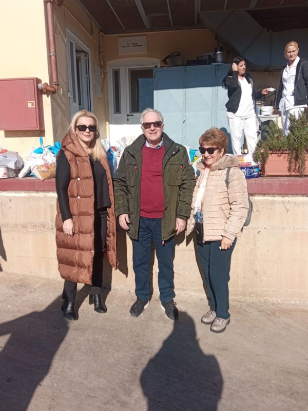 Προσφορά τροφίμων από τον Πολιτιστικό Σύλλογο Τραπεζικών Ν. Ηλείας ως ελάχιστη αναγνώριση του σπουδαίου ρόλου του Ιδρύματος ‘΄Ν.Βασιλειάς”της Ι.Μ.Ηλείας