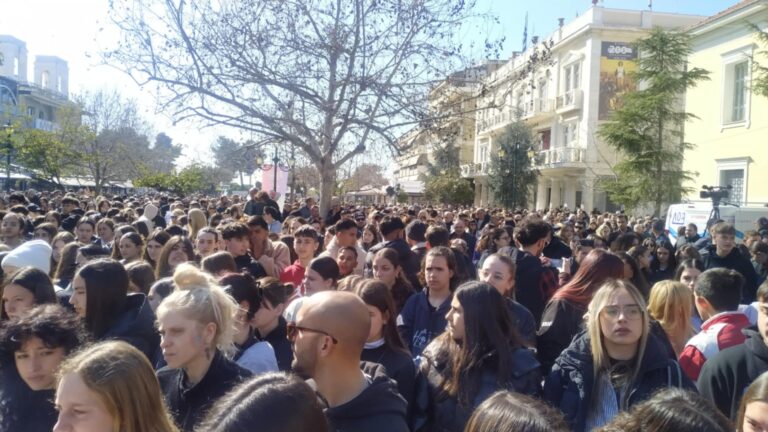 Μεγάλη συμμετοχή στη συγκέντρωση για τα Τέμπη στον Πύργο