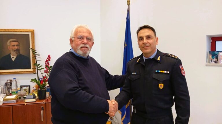 Ο Δήμαρχος Ήλιδας υποδέχτηκε το νέο διοικητή της Πυροσβεστικής Υπηρεσίας Αμαλιάδας Νικόλαο Σμαρνάκη 
