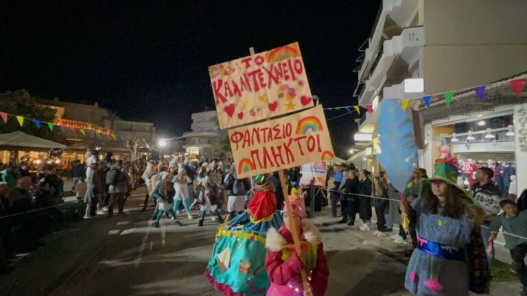 Χαρά και διασκέδαση και στη Νυχτερινή Ποδαράτη Παρέλαση του Καρναβαλιού Αμαλιάδας 2025, το βράδυ του Σαββάτου