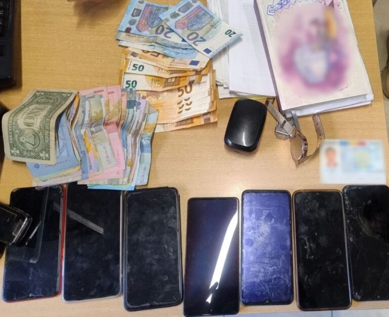 Σύλληψη αλλοδαπού άνδρα για κλοπή χρημάτων και αντικειμένων από εργάτρια γης – Κατασχέθηκαν 1.430 ευρώ και κινητά τηλέφωνα