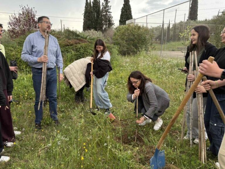Φύτευσαν δέντρα στον περιβάλλοντα χώρο του Γυμνασίου – Λυκείου Βουνάργου! Mια συνεργασία πολύ γόνιμη  των 3ο ΓΕΛ ΠΥΡΓΟΥ –PIERRE DE COUBERTIN & ΓΕΛ ΒΟΥΝΑΡΓΟΥ