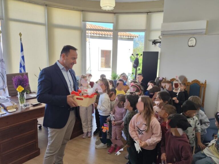Τα «Λαζαράκια» επισκέφθηκαν τον Δήμαρχο Ζαχάρως – Παιδικές φωνές και γιορτινή διάθεση στο Δημαρχείο την Παραμονή του Λαζάρου