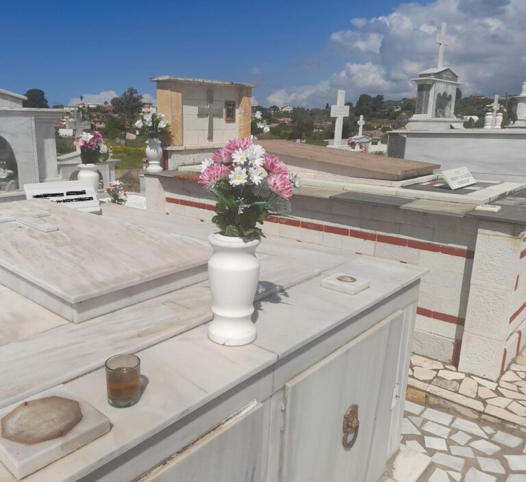 «Επιδρομή» στα μνήματα στο κοιμητήριο Καλλικώμου