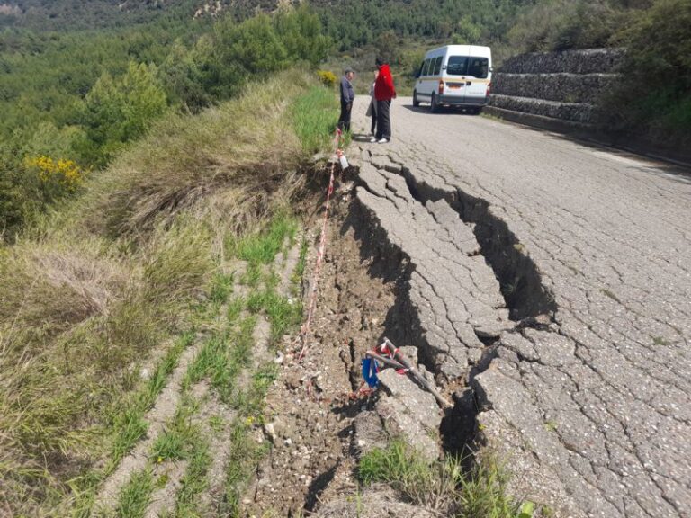 Κίνδυνος για την αποφυγή τροχαίων δυστυχημάτων – Μεγάλη καταστροφή από την κακοκαιρία  έχει υποστεί σημαντικό τμήμα του δρόμου στην είσοδο της Τρυπητής