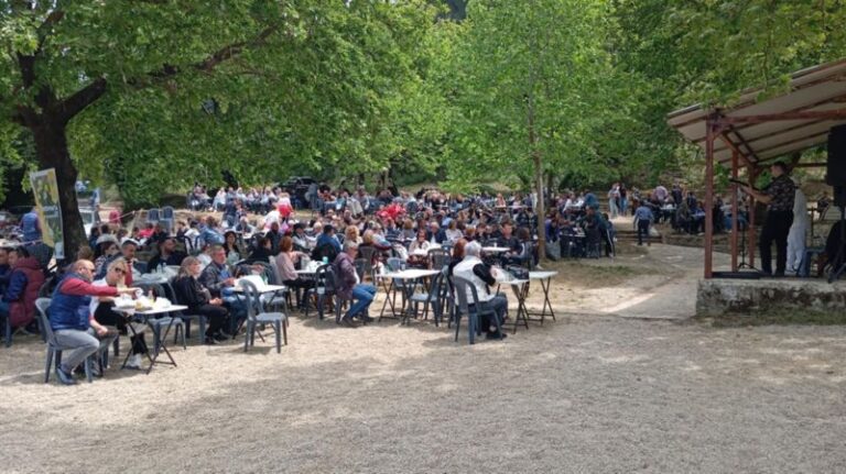Γέμισε με κόσμο το δάσος της Χαβαρόβρυσης για να γιορτάσει την πρωτομαγιά!