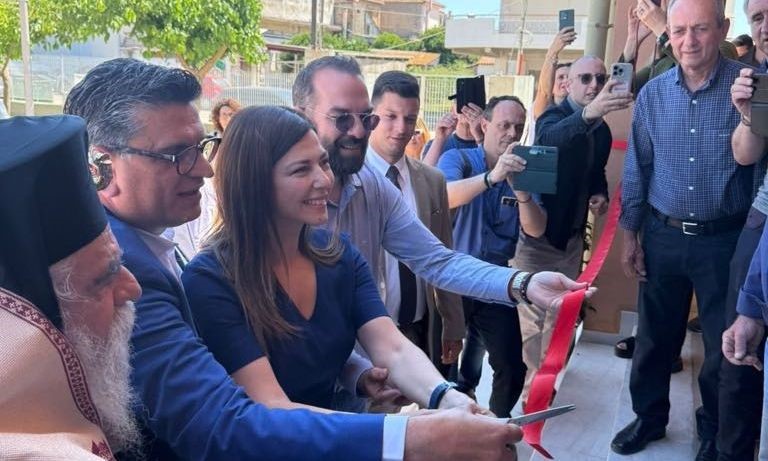 «Το σχολείο είναι το δεύτερο σπίτι μας» – Η Σοφία Ζαχαράκη εγκαινίασε το  νέο δημοτικό σχολείο της Νέας Μανωλάδας