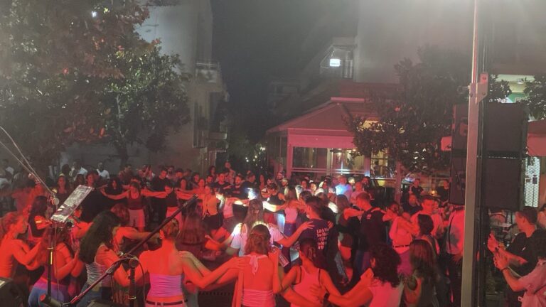 Πλήθος κόσμου στη συναυλία των “OTRA ROTA” στην Πλατεία Δικαστηρίων