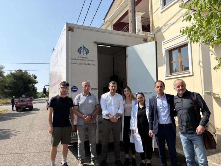 Ο Ανδρέας Νικολακόπουλος στην κινητή μονάδα της Ελληνικής Αντικαρκινικής Εταιρίας στις ΔΕ της Ολυμπίας: Η σημασία του πληθυσμιακού ελέγχου στην πρόληψη στον τομέα υγείας