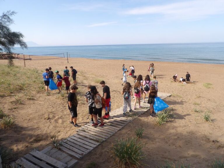 «Χτένισαν» την παραλία Κ. Σαμικού μαθητές των δημοτικών σχολείων Κρεστένων και Καλλικώμου για την Ημέρα Περιβάλλοντος