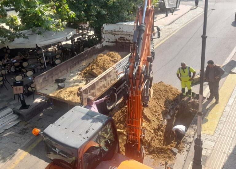 Αποκαταστάθηκε η βλάβη που σημειώθηκε στον κεντρικό αγωγό ύδρευσης στην οδό Ξενοφώντος στα Κρέστενα