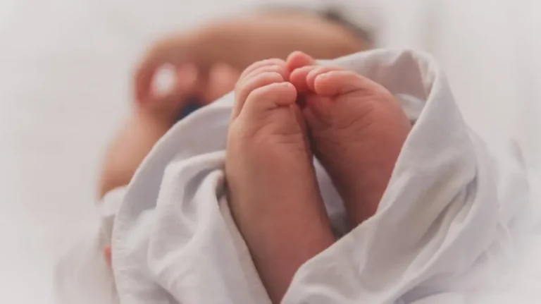 Εντοπίστηκαν στην Ηλεία οι γονείς που παράτησαν το μωρό τους στο μπαλκόνι στη Θεσσαλονίκη
